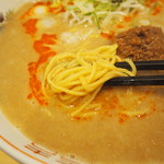 博多拉担麺 まるたん - 麺アップ