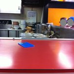 ラーメン二郎 - L字カウンターには12席