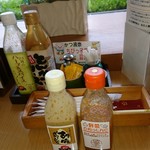 かつ波奈 - 卓上の手前キャベツ用ドレッシング、左奥とんかつ用ソース