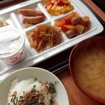 ホテルリブマックス掛川駅前 - 料理写真:朝食ブッフェより；ご飯と味噌汁(インスタント)を中心にチョイス @2018/05/26