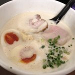 ラーメン家 みつ葉 - 泡だってるが… いまいち泡立ち悪ぃ (^_^;)悲