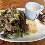 Italian＆Rotisserie　TRATTORIA LA COCORICO - 前菜盛り合わせはサラダ、シラスとほうれん草のおフリッタータ、白身魚のテリーヌ、ひよこ豆とキノコのバルサミコ