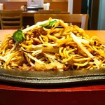 想夫恋 - 「焼きそば」のサイドビュー。思ったよりボリューミー。