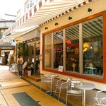 Monika Ando Adoriano - 人通りの多いレンガ通りにあります。小田急町田駅からならすぐ。