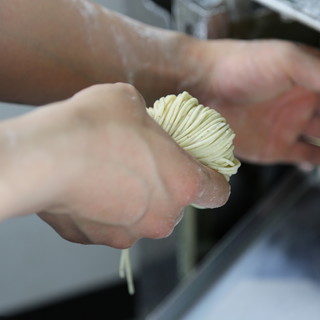 厳選した６種類の小麦粉をブレンドした自家製麺。