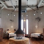 トラットリア イル フィオレット - ここを中心にテーブルがいくつかある