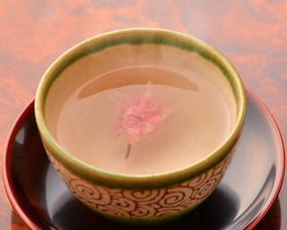 Nihonryouri yashima - お祝いのお席に相応しい桜湯もご用意