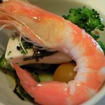 Bランチ 2100円 のブロッコリー、海老の前菜