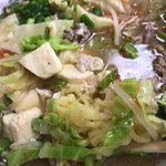 吉池食堂 - 麺はすぐ伸びる系  ワカメ先に完食