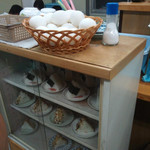 中華そば波 - ランチ時は、このオニギリか茹で卵のどちらか１つがサービス。