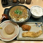 はなまるうどん - ●カレーうどん（Mサイズ）530円税込
            ●いか天  セット？80円税込（通常110円税込）
            ●鶏の唐揚げ100円税込
            ●おでん
            ・大根90円税込
            ●ごはん（大）180円税込
            計980円税込を注文。