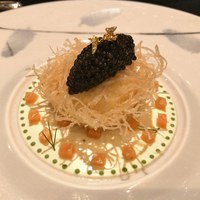 ガストロノミー ジョエル・ロブション - ● 奈良県産リーフマウンテンエッグ 中は半熟のままカリッと揚げ、キャビアをのせて
                半熟たまごの上にキャビアを乗せてサワークリームとスモークサーモンをちりばめたソース