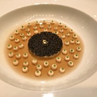 ガストロノミー ジョエル・ロブション - ●アミューズ　二つ目
                ・キャビア アンペリアル 
                上はキャビア、下は蟹、ピスタチオ？海老？のジェリー。
                カリフラワーのクリームとパセリのペーストで作ったドット。