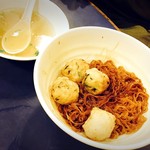 雞記 - イカ団子フライの黒醤油汁なし麺