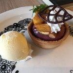 フォトベル カフェ - 安穏芋のスイートポテトのアップ 上には大学芋とアーモンドがのってます。食感がいいですね。