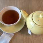 フォトベル カフェ - ダージリンのホットティー ポットで出てきます