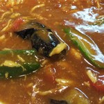 CoCo壱番屋 - 夏野菜カレーの具は、茄子、オクラ、アスパラ、プチトマト。裂いたチキンが入ってます。