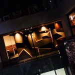 近江うし 焼肉 にくTATSU - 道路からは牛の部位を表現した光壁が目印になっています。