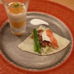 時の宿 すみれ - ハラミのローストとボロネーゼのタコス　パプリカとじゃがいもの冷製スープ　コンソメジュレを添えて