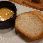 時の宿 すみれ - スープに添えられたパンとルイユ