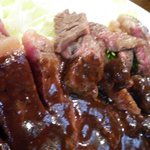 グリルにんじん - ステーキにはたっぷりデミグラスソースがかかっており・・・