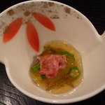 時の宿 すみれ - しゃくしの湯引き　紅花と鰹だしで