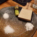 時の宿 すみれ - ステーキは、3種類の塩と山葵でいただきます