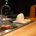 時の宿 すみれ - これから焼かれるお肉！我が家がいただいたのは手前のサーロイン