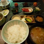 時の宿 すみれ - つや姫のご飯がぴかぴかでうまい！　お味噌汁は牛肉入り