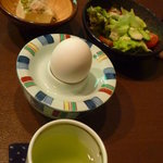 時の宿 すみれ - サラダ、温泉たまご