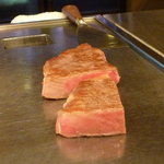 時の宿 すみれ - 鉄板の上で切られる前のお肉♪