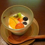 時の宿 すみれ - 朝食のフルーツヨーグルト