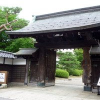 上杉伯爵邸 - 「上杉記念館」立派な門です。