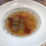 Furenchi na - パプリカと大根のスープ。