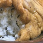 きくよ食堂 - ウニとご飯の間には刻み海苔が敷かれています
