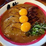 徳島ラーメン人生 - サービスの玉子3つ投入