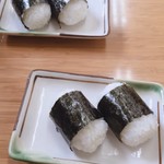 中華そば きくま - おむすび
      横川と違い俵むすび