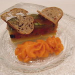 前菜:茄子とラタトゥイユのガトー仕立て　ガスパチョムースとオリーブのパンを添えて