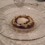 ル・シズィエム・サンス・ドゥ・オエノン レストラン - オマール海老のコンソメゼリー　温泉卵、ハス、青梅を浮かべて