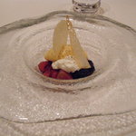 ル・シズィエム・サンス・ドゥ・オエノン レストラン - デザート：赤いフルーツの赤ワインマリネ　黒コショウ風味のバニラアイスクリームとシェーヴル･チーズを添えて