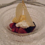 ル・シズィエム・サンス・ドゥ・オエノン レストラン - デザート：赤いフルーツの赤ワインマリネ　黒コショウ風味のバニラアイスクリームとシェーヴル･チーズを添えて