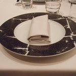 ル・シズィエム・サンス・ドゥ・オエノン レストラン - テーブルの上