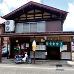 Suzuta Shokudou - 店の前には雁木が設置されています