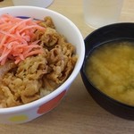 松屋 - 牛めし320円！味噌汁も付いてきます！！紅しょうがはカウンターにあります。お好みで！