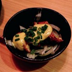 炭火焼 鈴 - お通し(鶏唐揚げのサラダ)