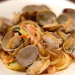 チェルバイア - プランツォＡ 1300円 の熊本産アサリと桜海老、フレッシュトマトのリングイネ