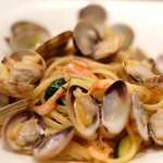 チェルバイア - プランツォＡ 1300円 の熊本産アサリと桜海老、フレッシュトマトのリングイネ