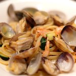 チェルバイア - プランツォＡ 1300円 の熊本産アサリと桜海老、フレッシュトマトのリングイネ