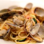 チェルバイア - プランツォＡ 1300円 の熊本産アサリと桜海老、フレッシュトマトのリングイネ