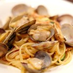 チェルバイア - プランツォＡ 1300円 の熊本産アサリと桜海老、フレッシュトマトのリングイネ